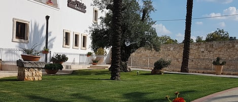 A white building with a sign reading "Rial Hotel".