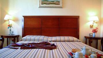 Tweepersoonskamer, uitzicht op zee | Donsdekens, een minibar, een kluis op de kamer, een bureau