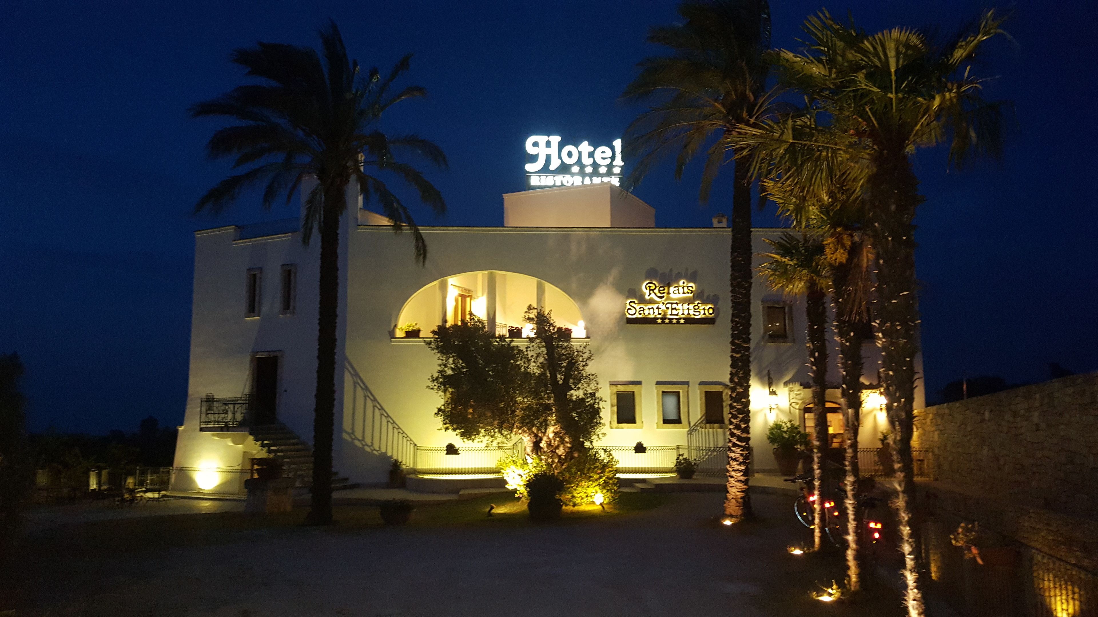 Vista frontal de la propiedad por la tarde o noche