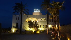 Majoituspaikan julkisivu illalla/yöllä