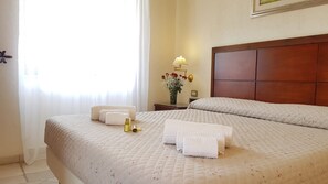 Cubrecamas, minibar, caja de seguridad en la habitación y escritorio 