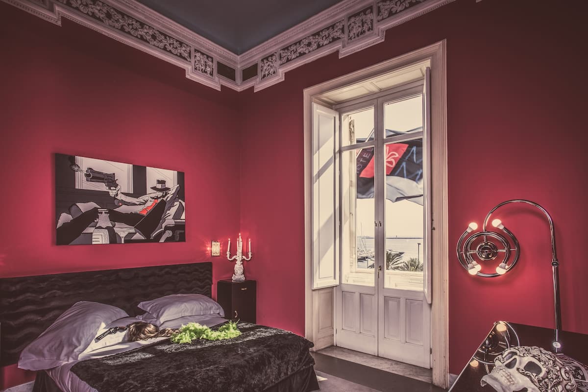 1 kamar tidur, selimut bulu angsa, minibar, dan brankas