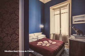 1 kamar tidur, selimut bulu angsa, minibar, dan brankas
