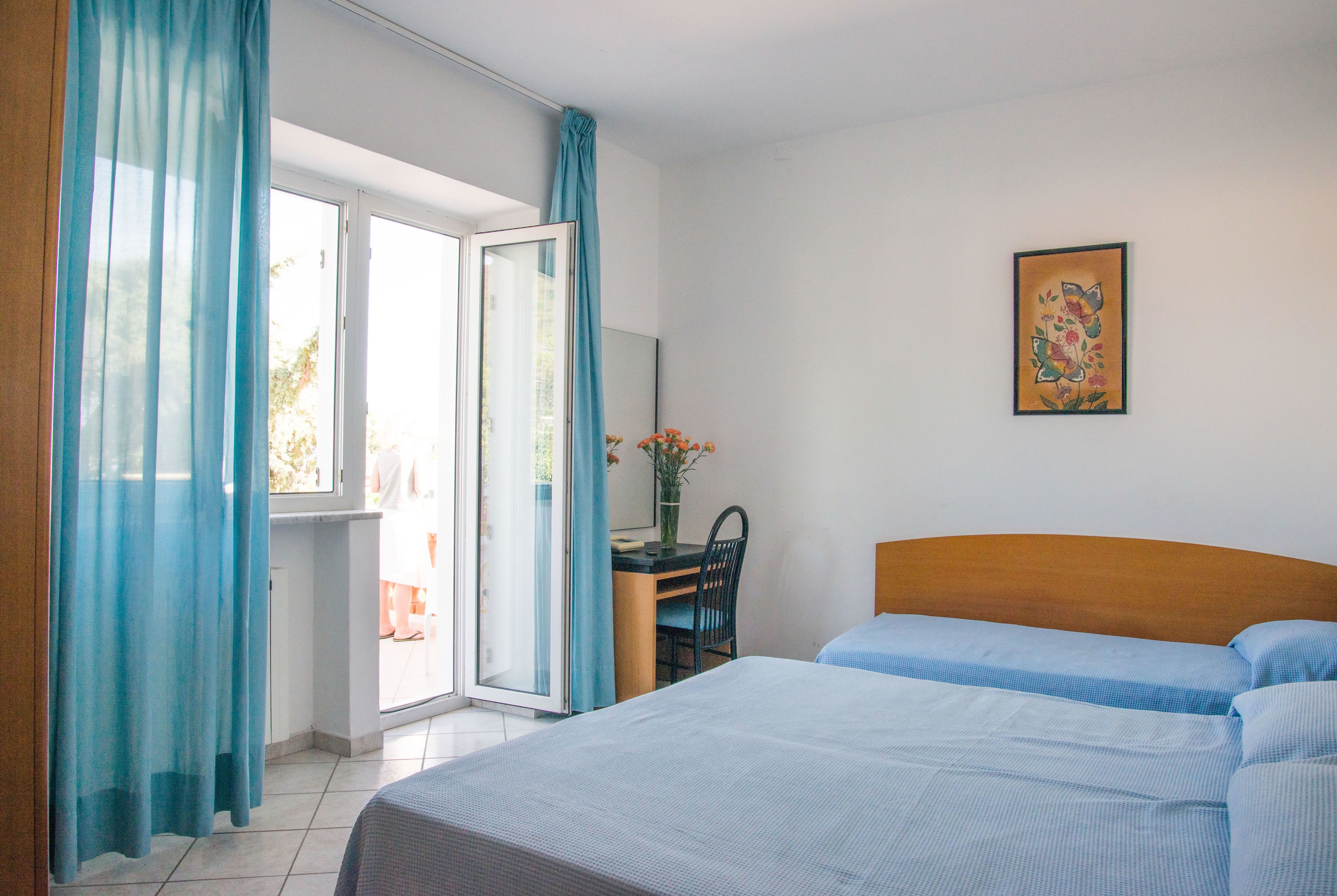 Une chambre à coucher avec un lit, un bureau et une chaise.