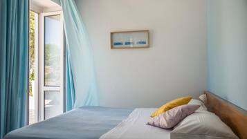 Quarto casal ou duplo standard | Escrivaninha, berços (sobretaxa), roupa de cama