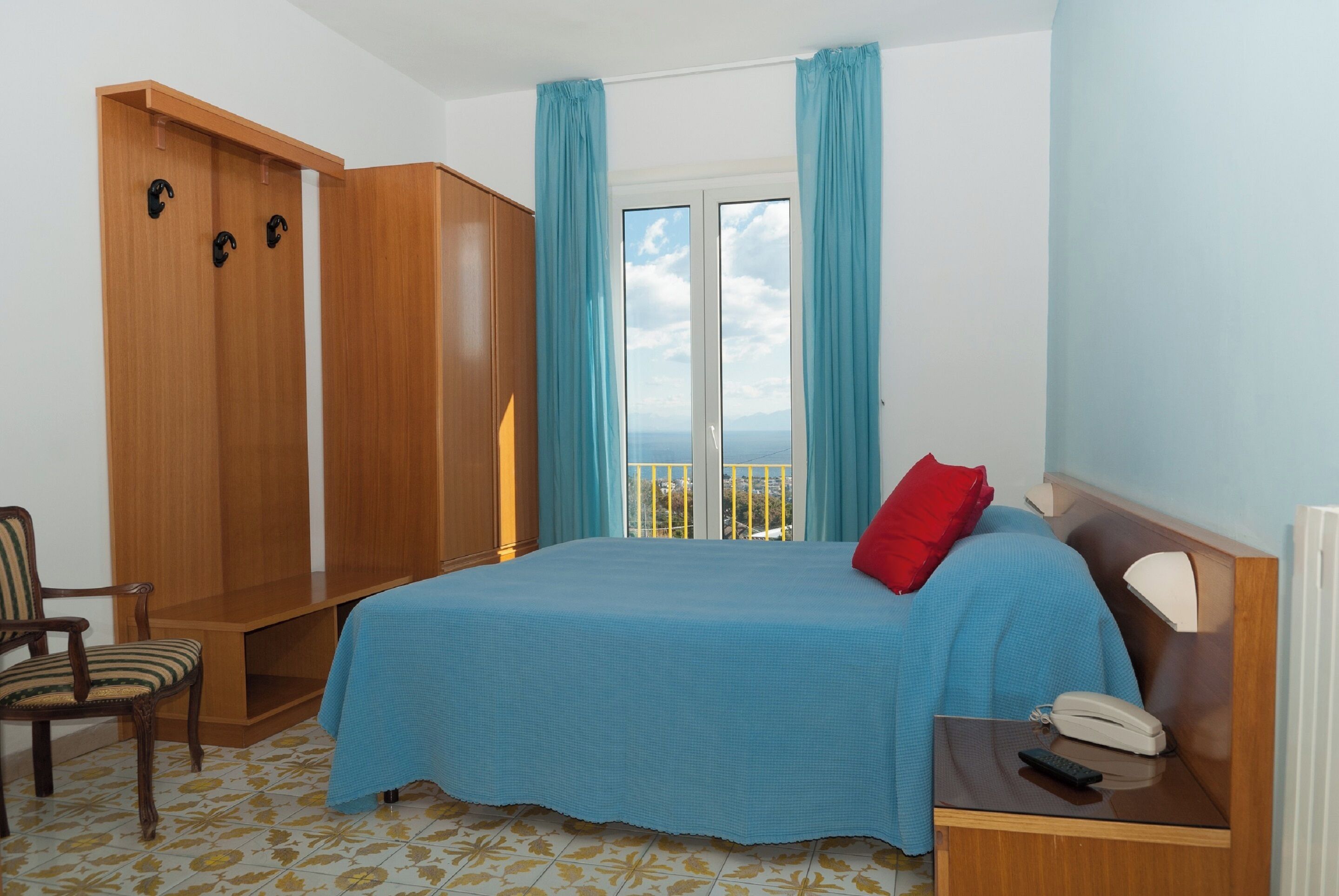 Desk, cribs (surcharge), bed sheets