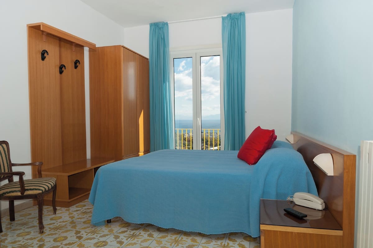 Desk, cribs (surcharge), bed sheets