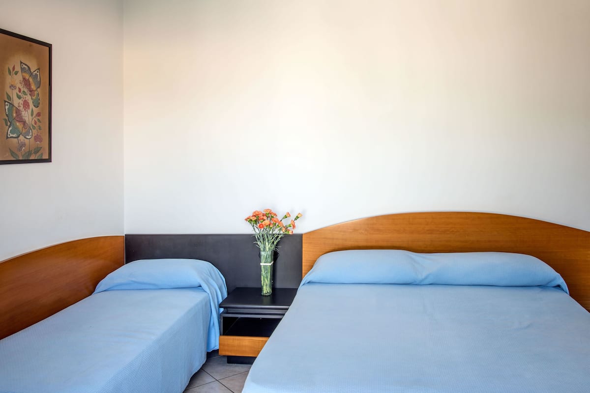 Economy driepersoonskamer | Een bureau, babybedden, beddengoed