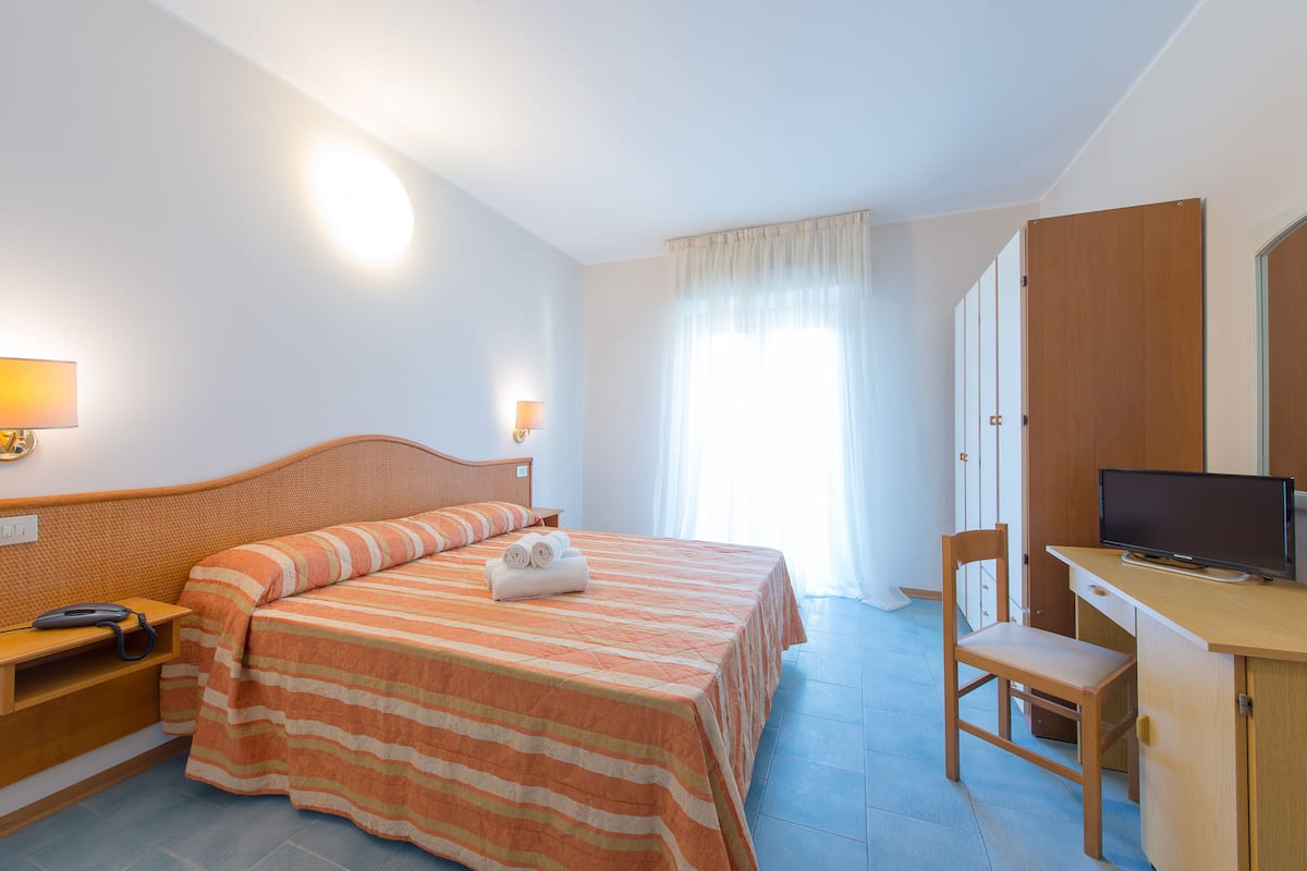 Standard Double Room, 1 Bedroom | In-room safe, desk, iron/ironing board, cribs/infant beds