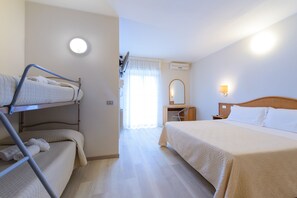 Standard-Vierbettzimmer, 1 Schlafzimmer | Zimmersafe, Schreibtisch, Bügeleisen/Bügelbrett, Babybetten