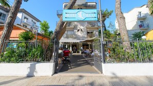 A hotel entrance with a sign reading "HOTEL FALCO". - Falco (Riccione)