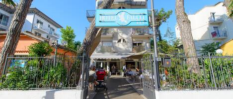 A hotel entrance with a sign reading "HOTEL FALCO".