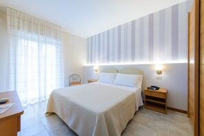 Doppia Standard, 1 camera da letto | Una cassaforte in camera, una scrivania, ferro/asse da stiro