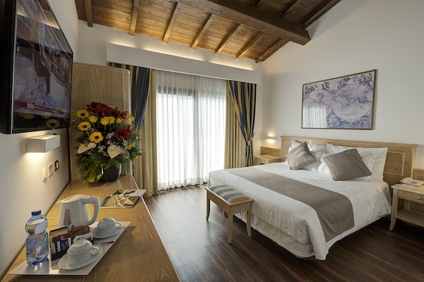 Zimmersafe, Schreibtisch, schallisolierte Zimmer, BĂŒgeleisen/BĂŒgelbrett