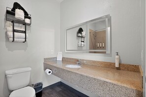 Room, 1 King Bed | Bathroom | Combined shower/tub, free toiletries, hair dryer, towels - Sonesta Essential Hotel Houston-I-45 Spring (Houston)
