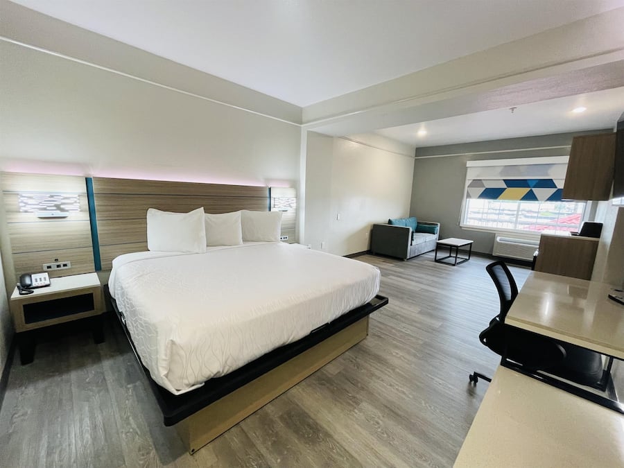 Hochwertige Bettwaren, Schreibtisch, laptopgeeigneter Arbeitsplatz