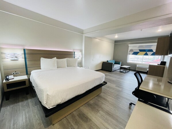 Luxe beddengoed, een bureau, een laptopwerkplek