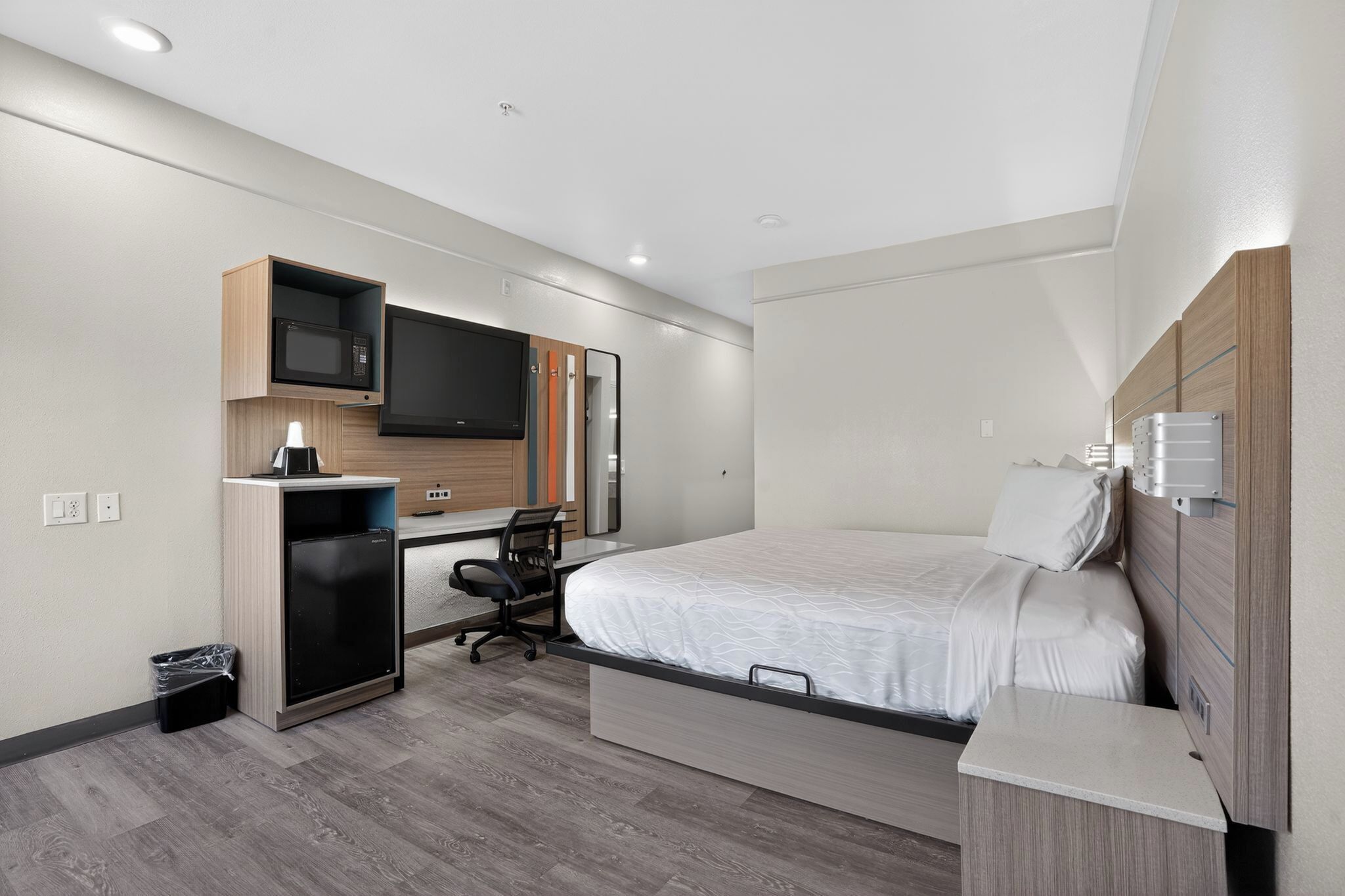 Room, 1 King Bed, Accessible | Premium bedding, desk, laptop workspace, blackout drapes