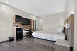 Premium bedding, desk, laptop workspace, blackout drapes - Sonesta Essential Hotel Houston-I-45 Spring (Houston)