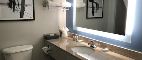 Tina con regadera, amenidades de baño gratuitas, secadora de cabello