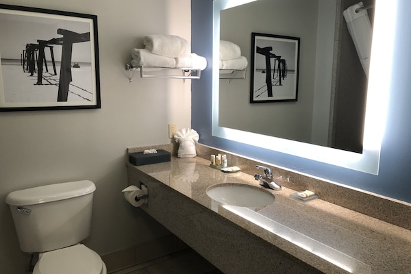 Combined shower/tub, free toiletries, hair dryer, towels