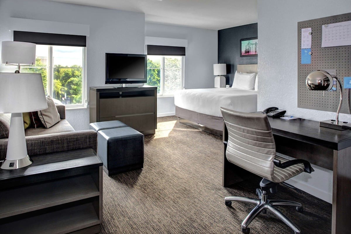 Premium bedding, in-room safe, desk, laptop workspace