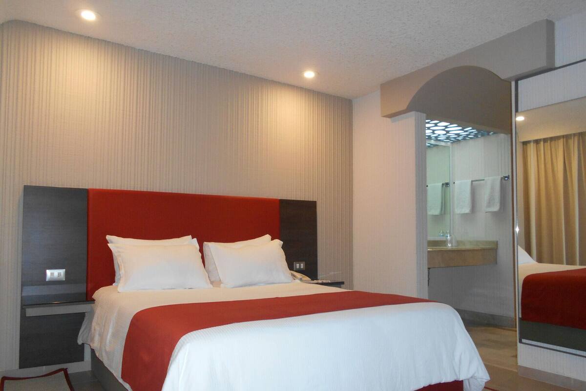 1 bedroom, premium bedding, in-room safe, desk