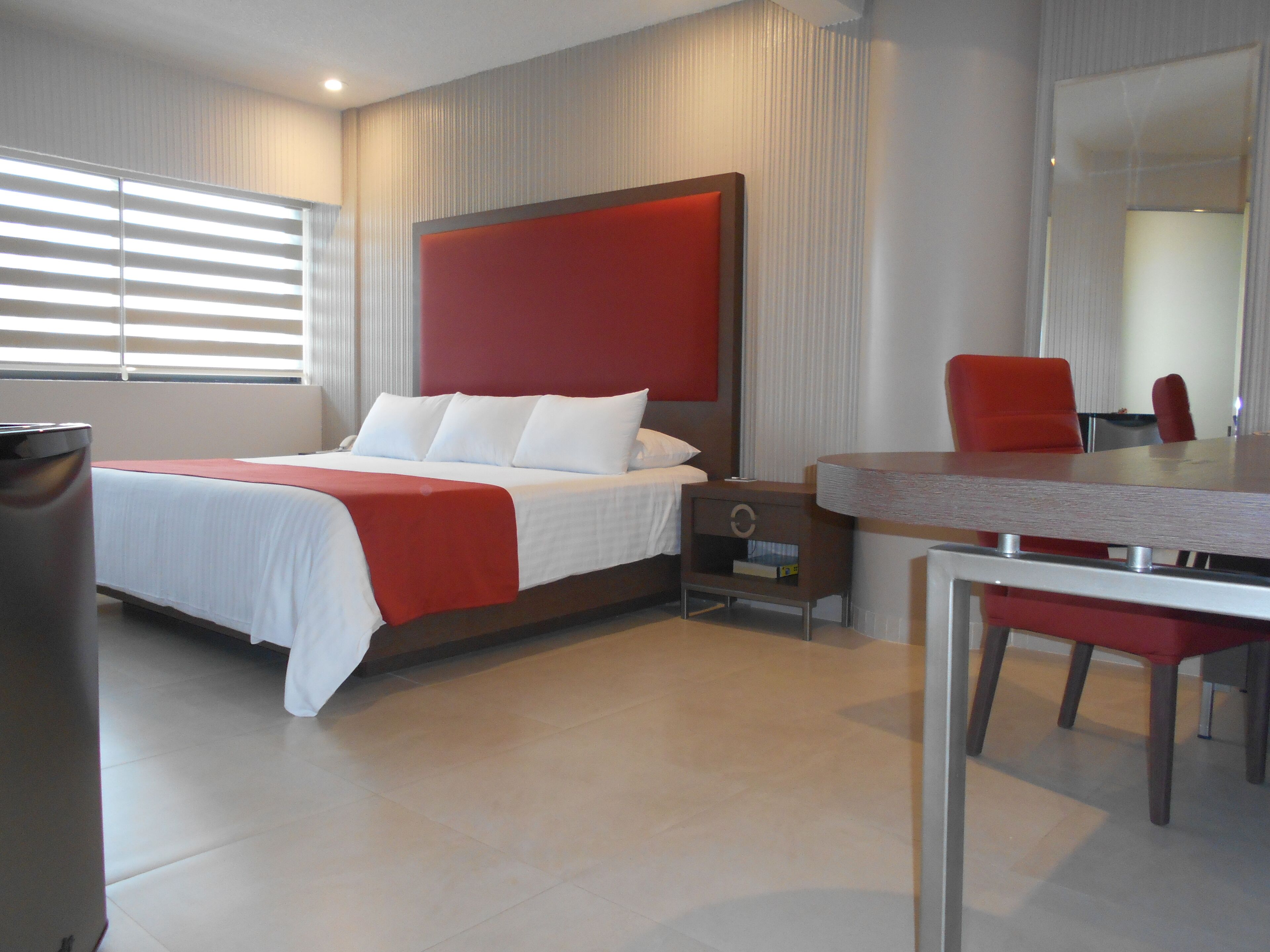 Suite estudio de lujo | Ropa de cama de alta calidad, caja fuerte, escritorio y cortinas opacas