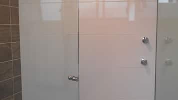 Suite Familiale, 2 lits doubles | Salle de bain | Articles de toilette de luxe, sèche-cheveux, serviettes fournies