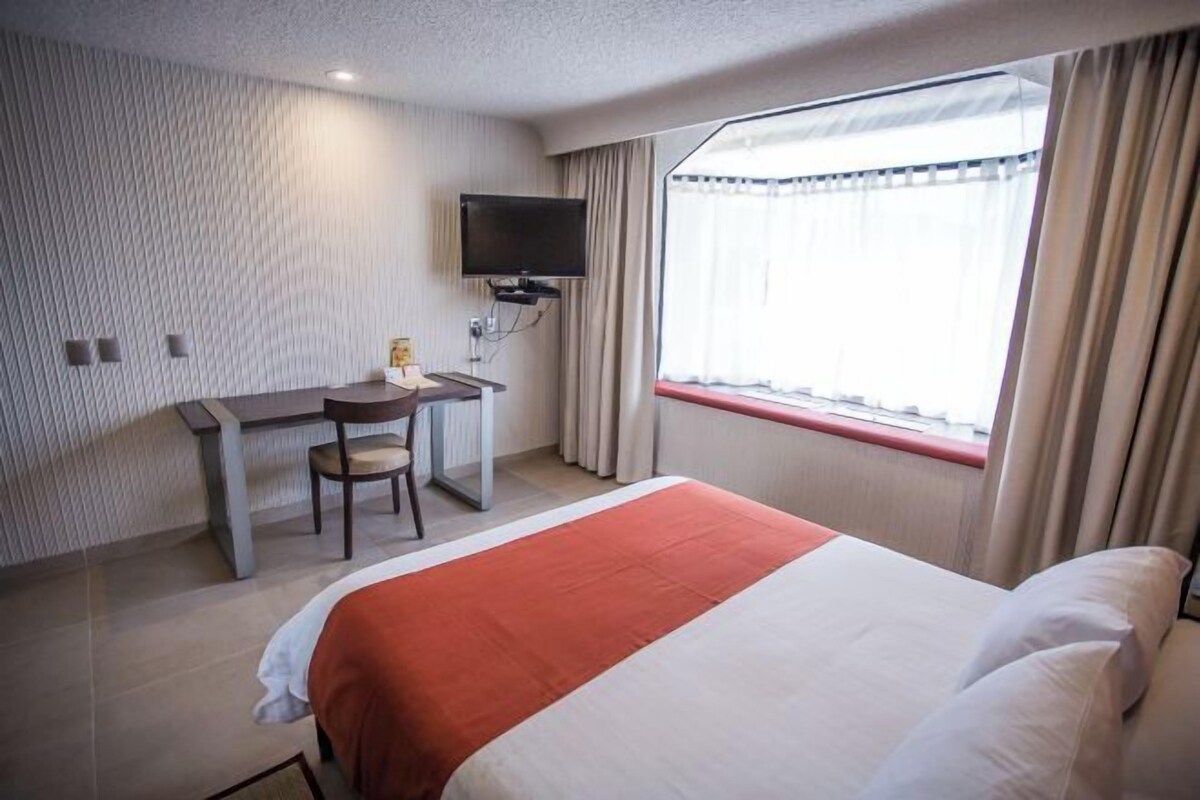 Premium bedding, in-room safe, desk, blackout drapes