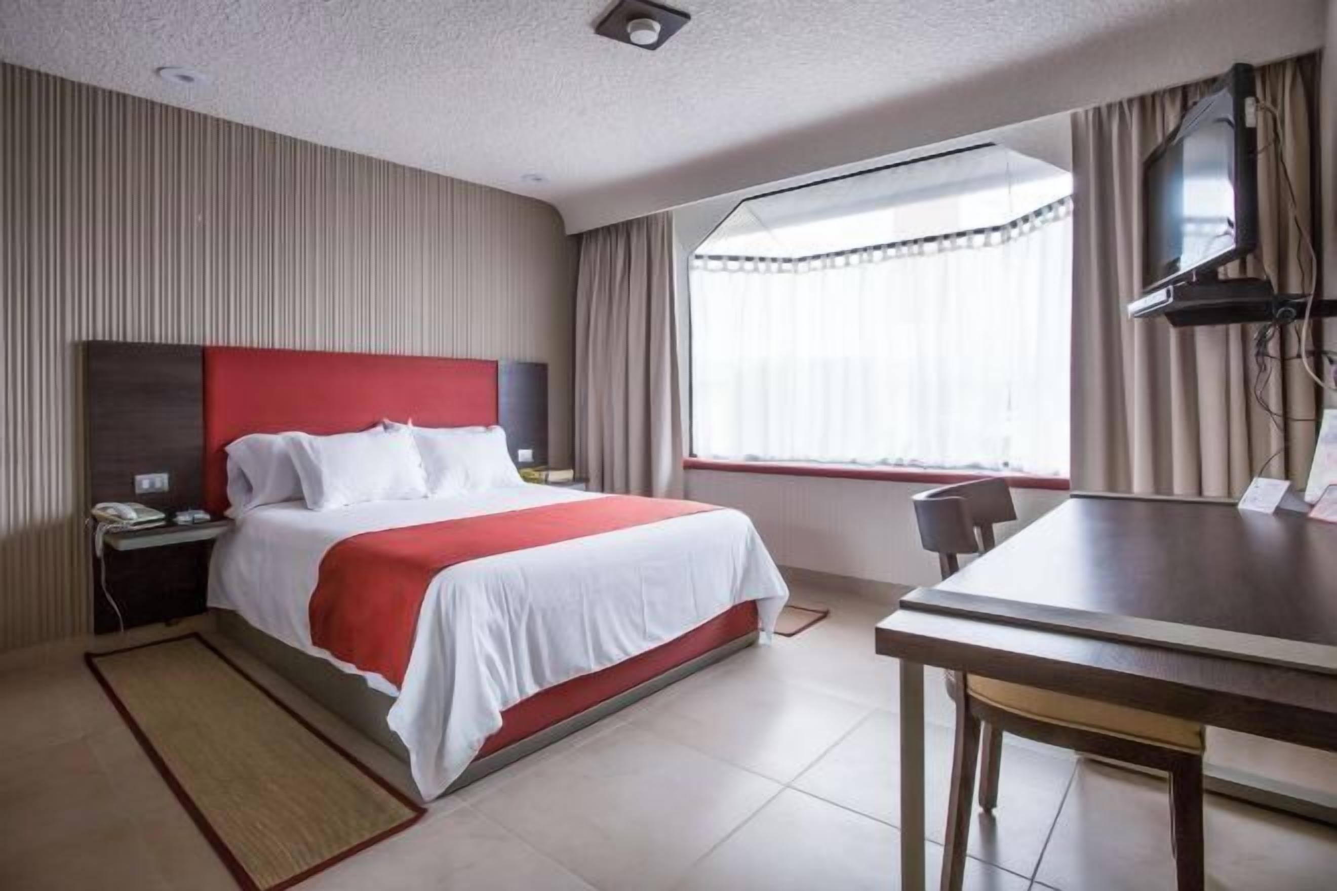 Premium bedding, in-room safe, desk, blackout drapes