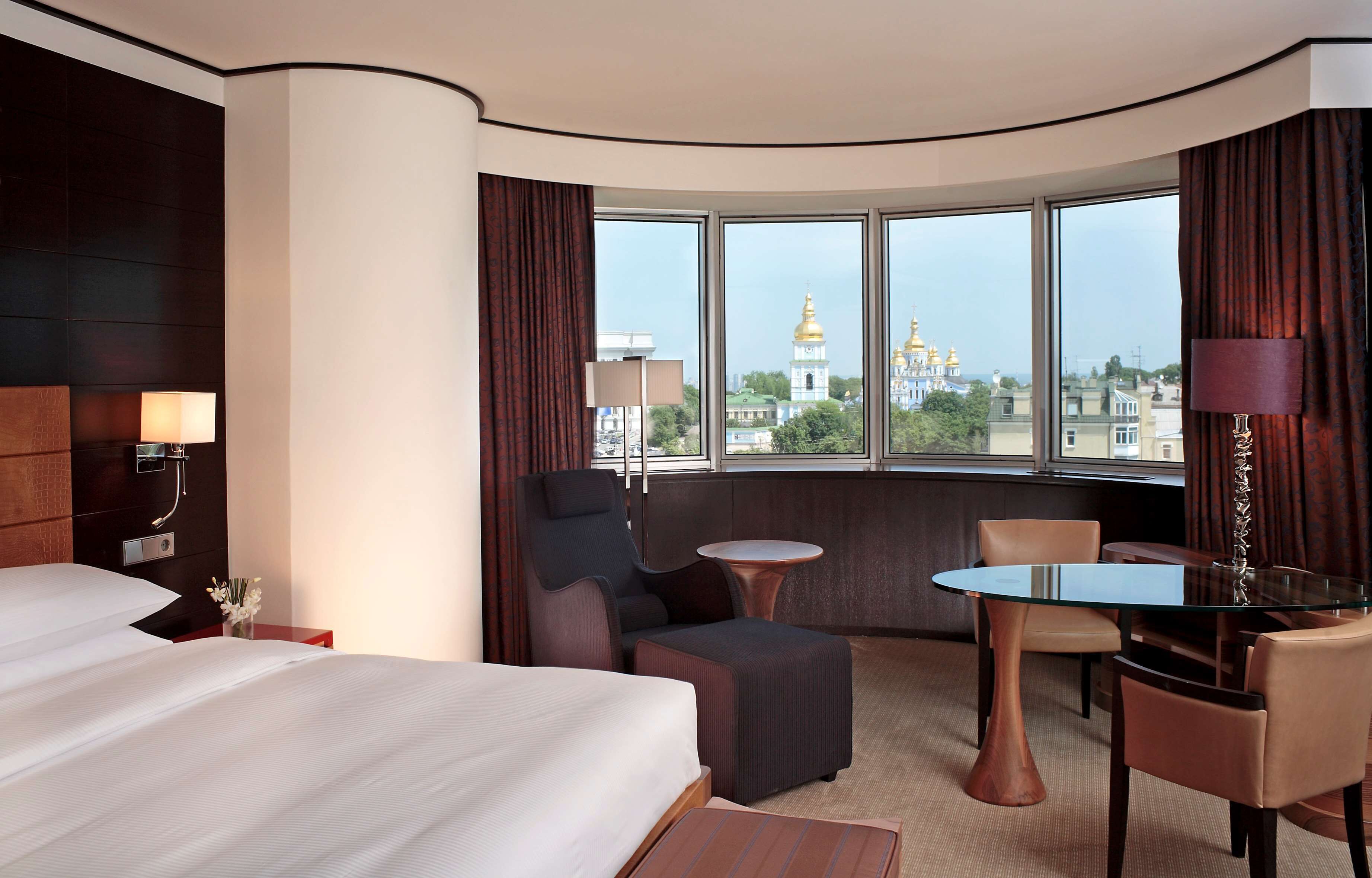 Hypo-allergenic bedding, minibar, in-room safe, desk