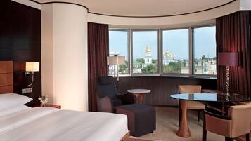 Hypo-allergenic bedding, minibar, in-room safe, desk