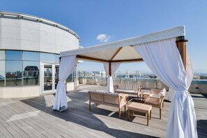 Allergitestade sängkläder, minibar och värdef örvaringsskåp på rummet