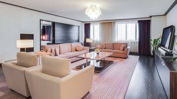 Hypo-allergenic bedding, minibar, in-room safe, desk