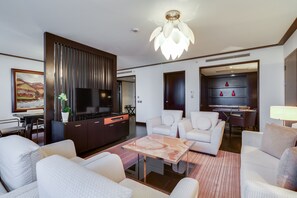 Suite (Ambassador) | Ropa de cama hipoalergénica, minibar, caja fuerte y escritorio