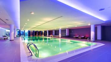 Una piscina cubierta