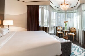 Ropa de cama hipoalergénica, minibar, caja fuerte y escritorio