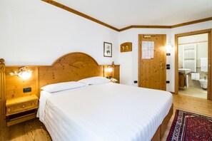 Kahden hengen standard-huone | Minibaari, tallelokero huoneessa, työpöytä, äänieristys