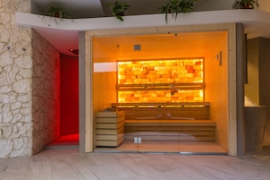Salas de tratamiento para parejas, un sauna, una bañera de hidromasaje