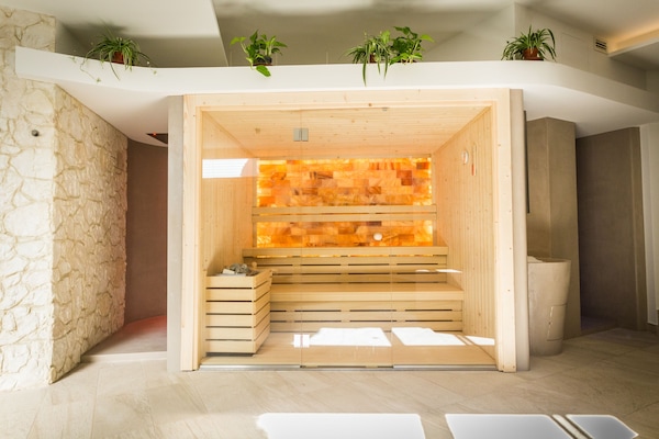 Couples treatment rooms, sauna, hot tub, body treatments, aromatherapy