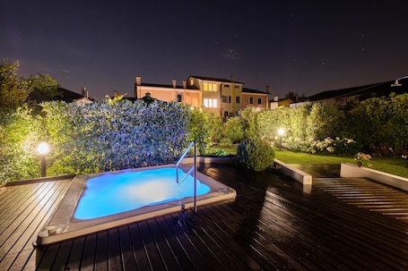 Tina de hidromasaje al aire libre