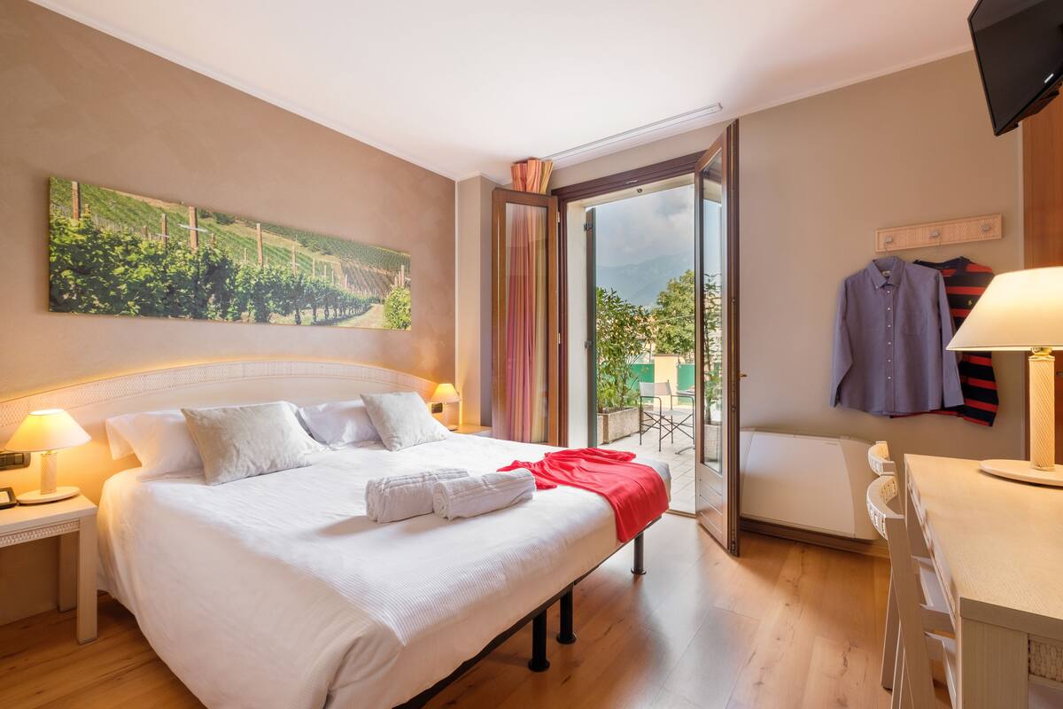Habitación clásica doble, vistas a la montaña | Ropa de cama de alta calidad, edredones de plumas, minibar y caja fuerte