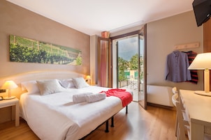 Ropa de cama de alta calidad, cubrecamas y minibar 