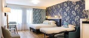 Ropa de cama de alta calidad y caja de seguridad en la habitación 