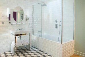 Deluxe Double Room | Bathroom | Hair dryer, bathrobes, slippers, towels
