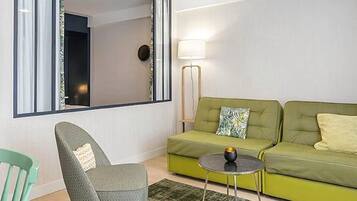 Estudio clásico (2 Peopple) | Ropa de cama de alta calidad y caja de seguridad en la habitación