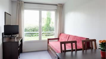 Departamento estándar, 1 habitación | Sala de estar | Televisión de pantalla plana
