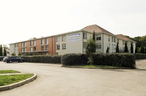 A multi-story hotel with a sign indicating it is a ResidHotel. - Residhotel les Hauts d'Andilly (Andilly)