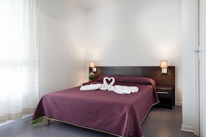 Desk, soundproofing, free cots/infant beds, free WiFi